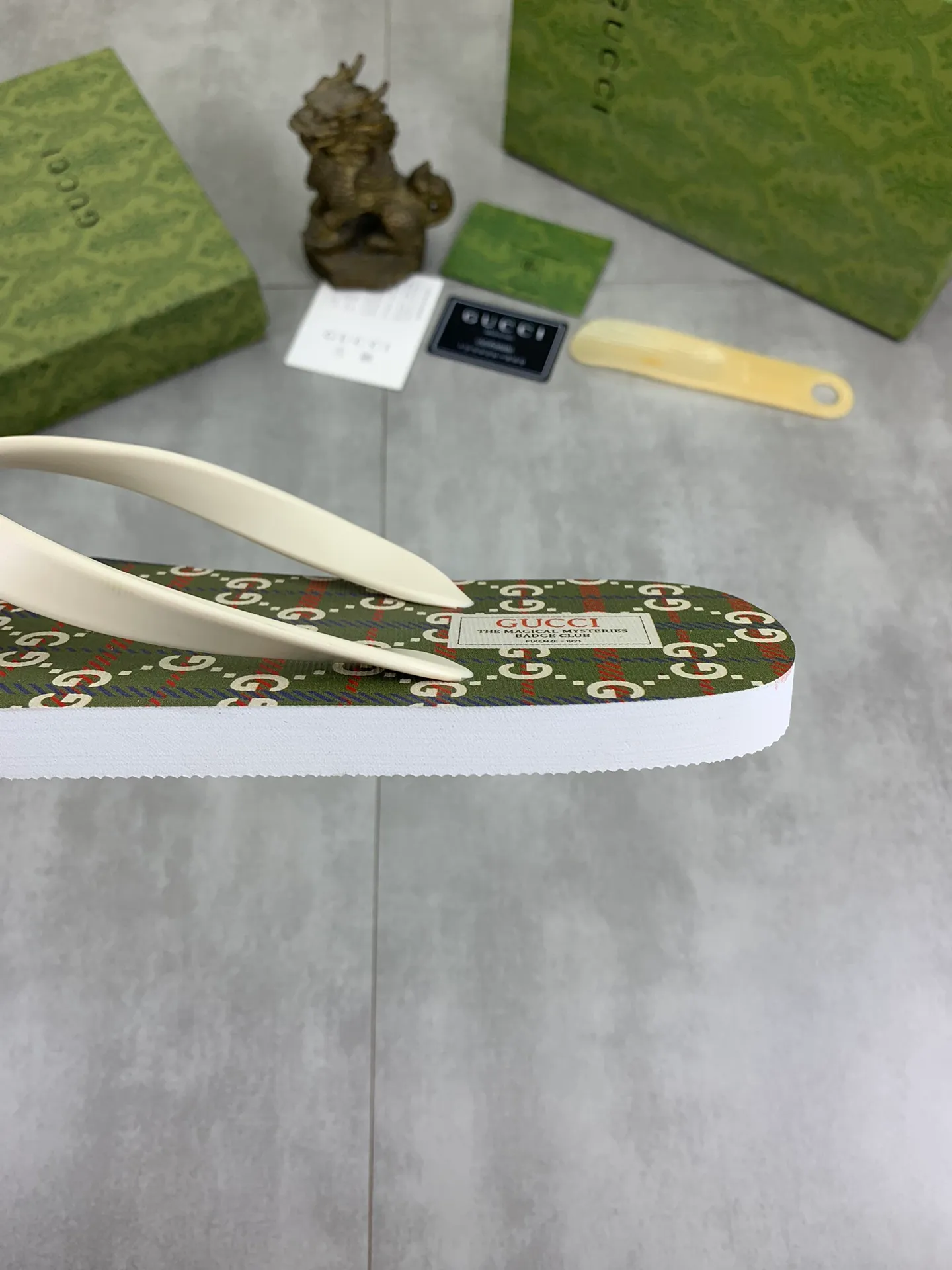 Men's men's shoes 💰P220💰【New style】🆘【GUCCI】Official website's popular Gucci adult couple 🧑‍🤝‍🧑 style, children's flip-flops are on sale at the counter simultaneously! Original fabric imported from Italy. Original bottom provided by the original factory. Size: Adult 36-45. Children’s size: 30-37. Multiple colors available.